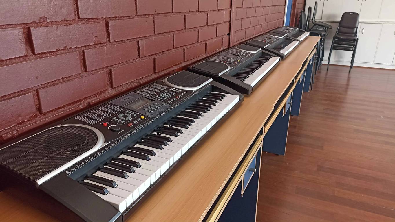 La Sala de Música: Un Espacio Creativo para el Desarrollo Artístico en el Complejo Educacional Esperanza
